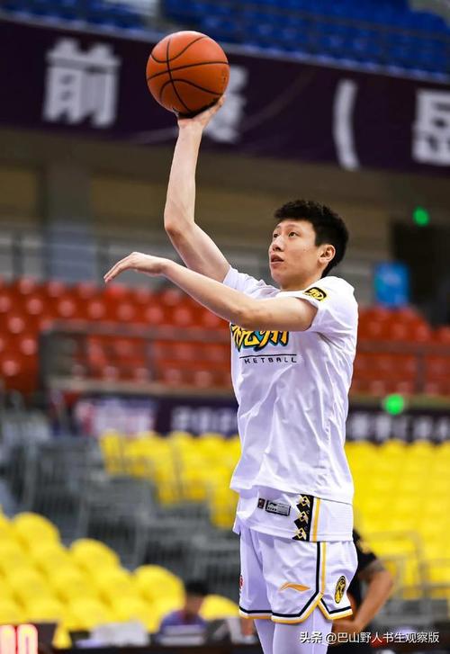 标题：CBA季前赛：赵嘉仁16分，奈特20分10篮板，浙江92-67大胜广州